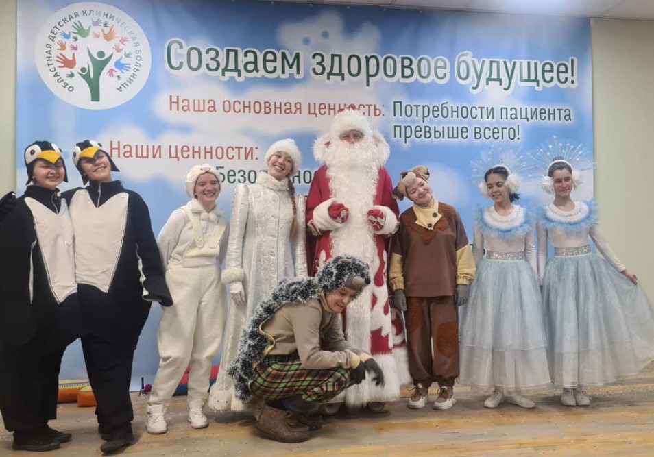 Артисты театра мюзикла Детской филармонии выступили для пациентов Областной детской больницы